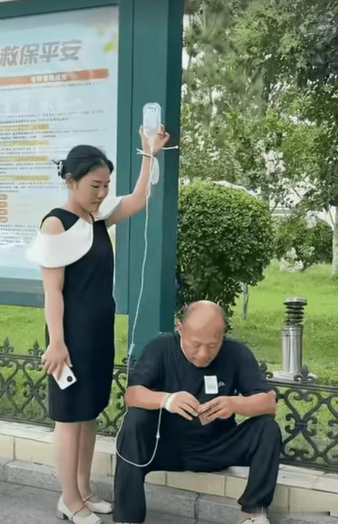 “贴心小棉袄！”一位父亲生病去医院打吊瓶，女儿在旁边照顾。时间长了父亲的烟瘾就犯