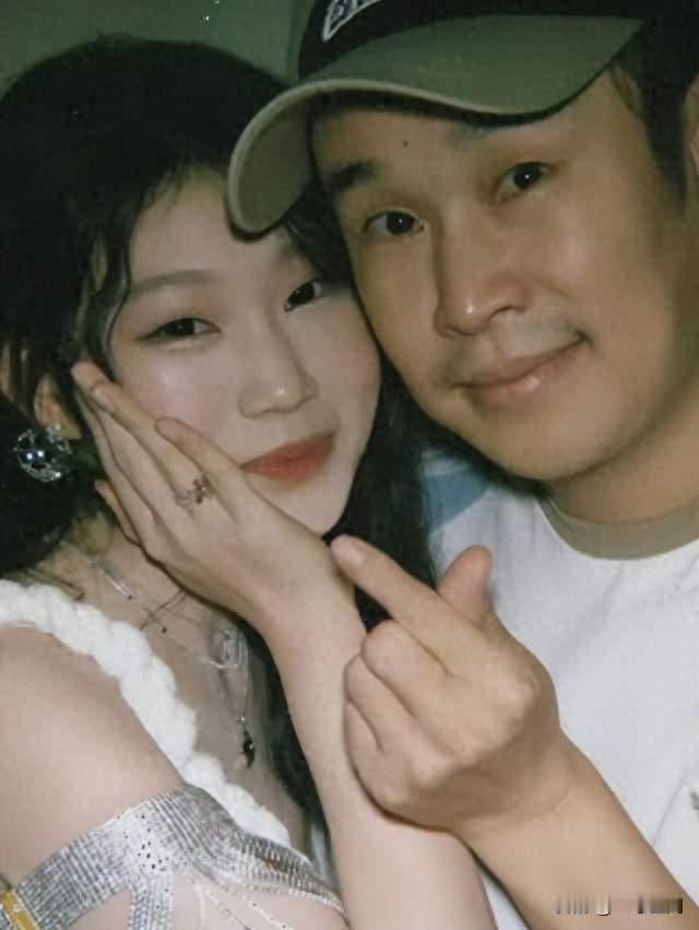 砸钱强捧也白搭，小沈阳救不了女儿口碑。