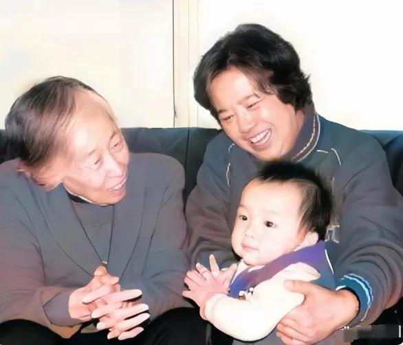 好温馨的画面啊！这是2004年，韶华抱着大孙子东东与刘少奇的夫人王光美在一起的合