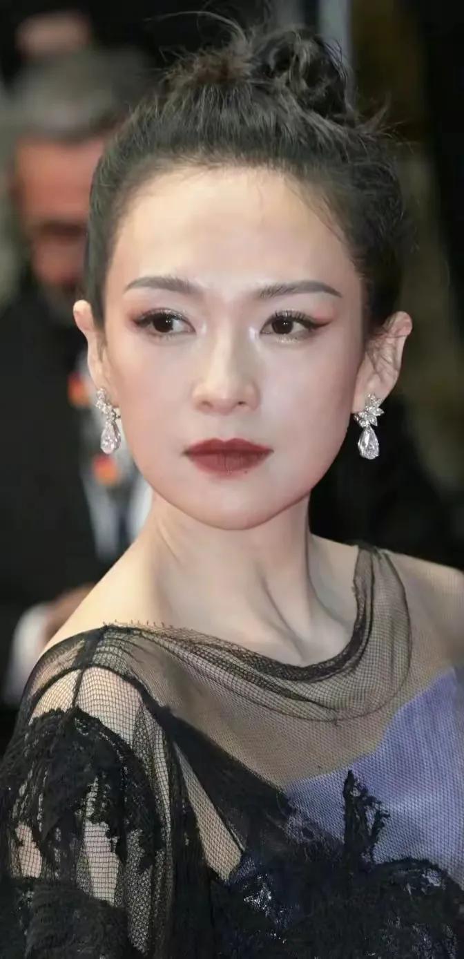 45岁的国际章气势越发强劲，女王范，出场从容淡定。经历了结婚生子再离婚的她，眼神