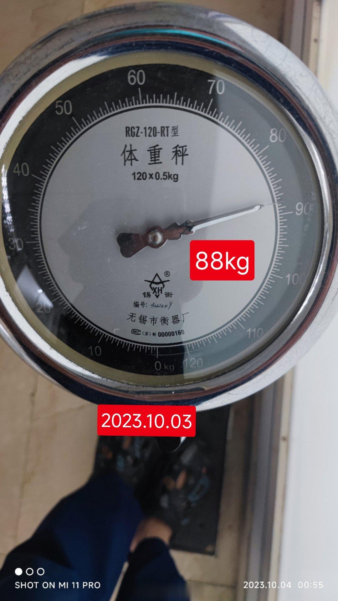 从2023.10.03下午16点吃了点鸡肉和烧饼，一直到现在，喝了有大约两千多毫