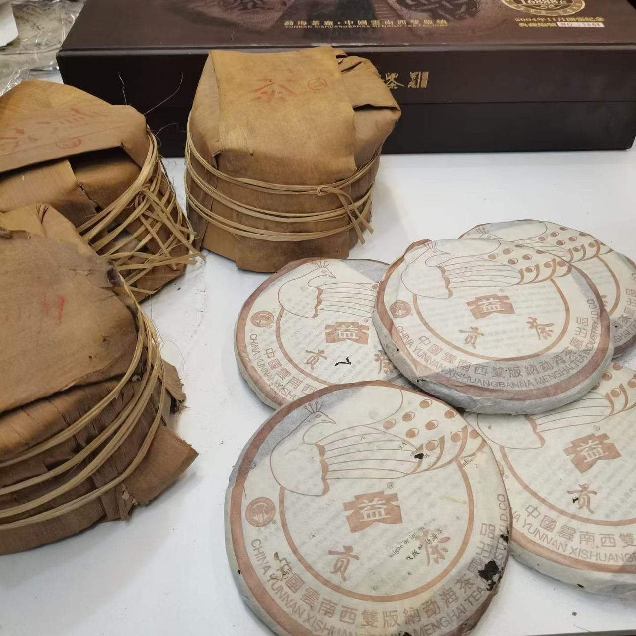 2003年咖啡孔雀小饼熟，散提散片。有一片打开验货的一片特价。03咖啡孔雀小饼熟