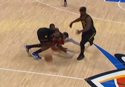 防守又臭又香 这个抢断可以 