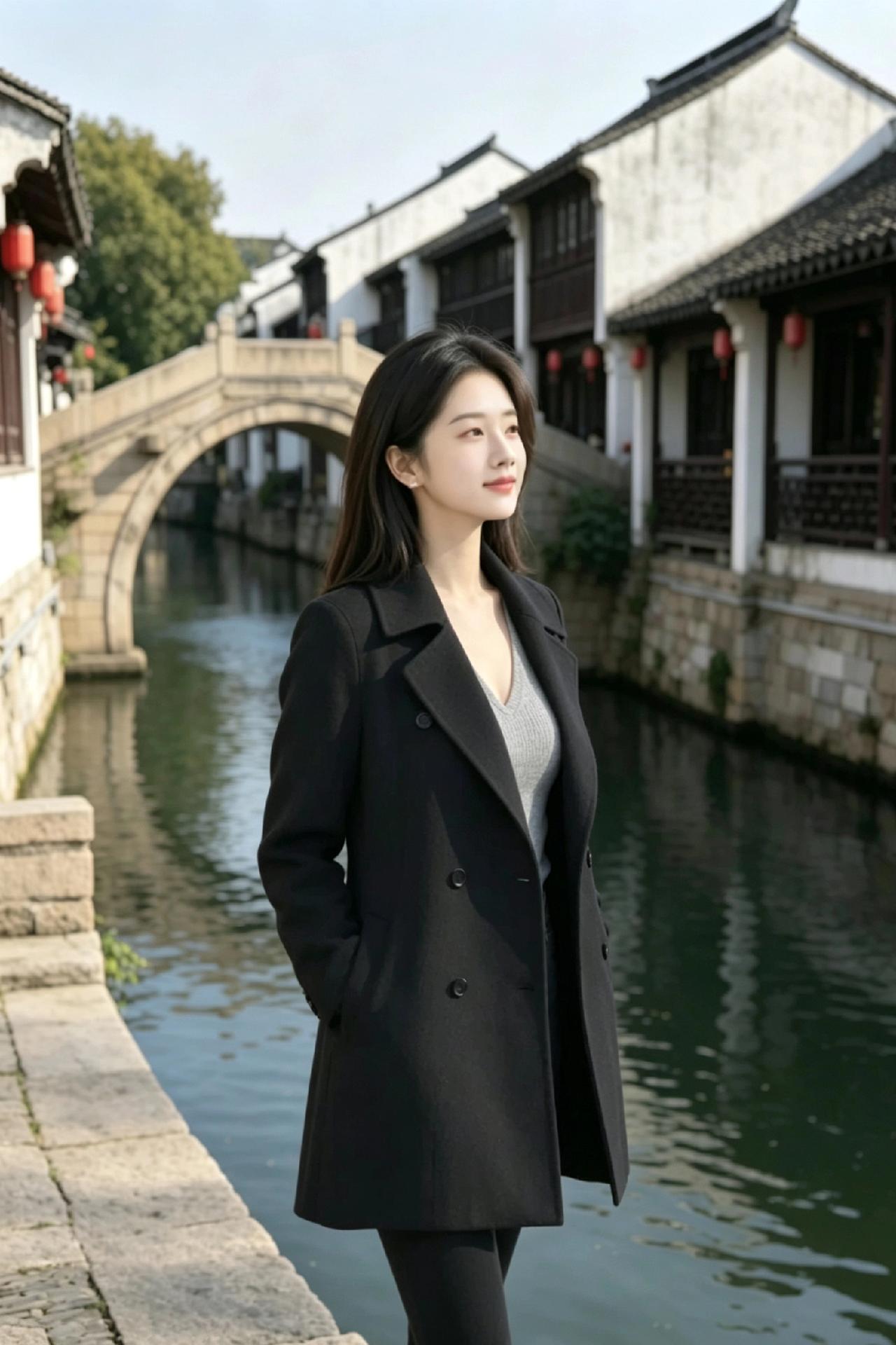黑大衣少女漫步在江南水乡，古桥流水，诗意盎然。