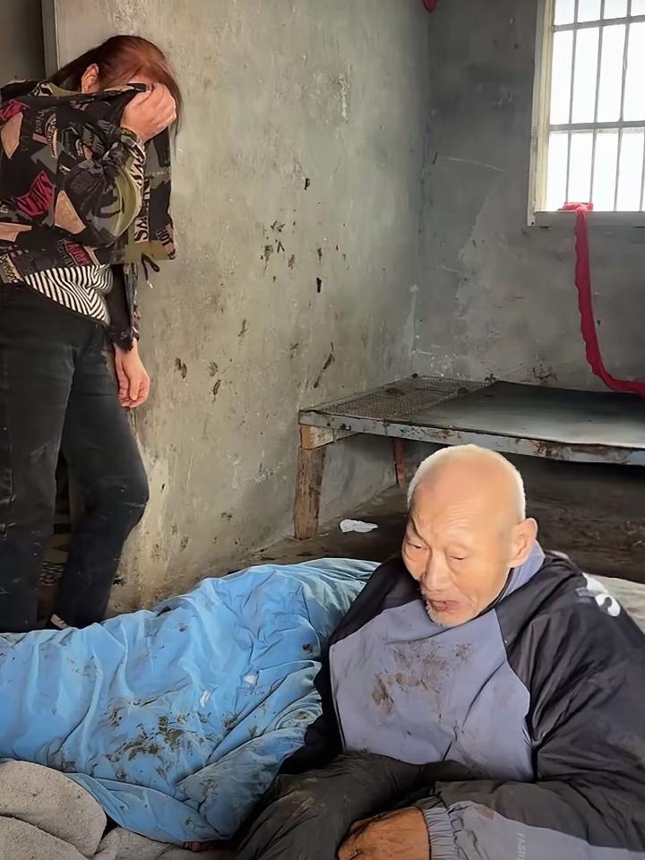 看到一个视频，农村老人老年痴呆，独自住在一间房子里。女儿推开老人的房门看到墙上、