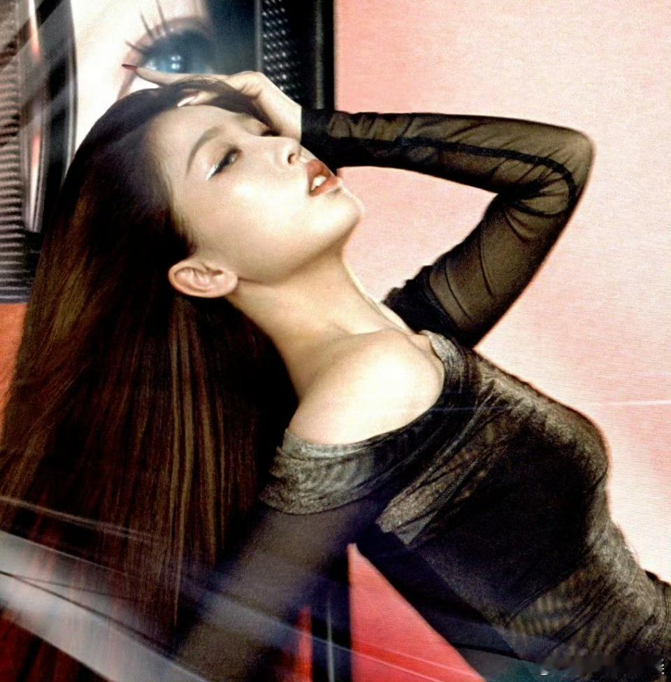 赵露思现在跟虞书欣之前的风格越来越像了，都鬼迷日眼的，鱼香肉丝🔒了 ​​​