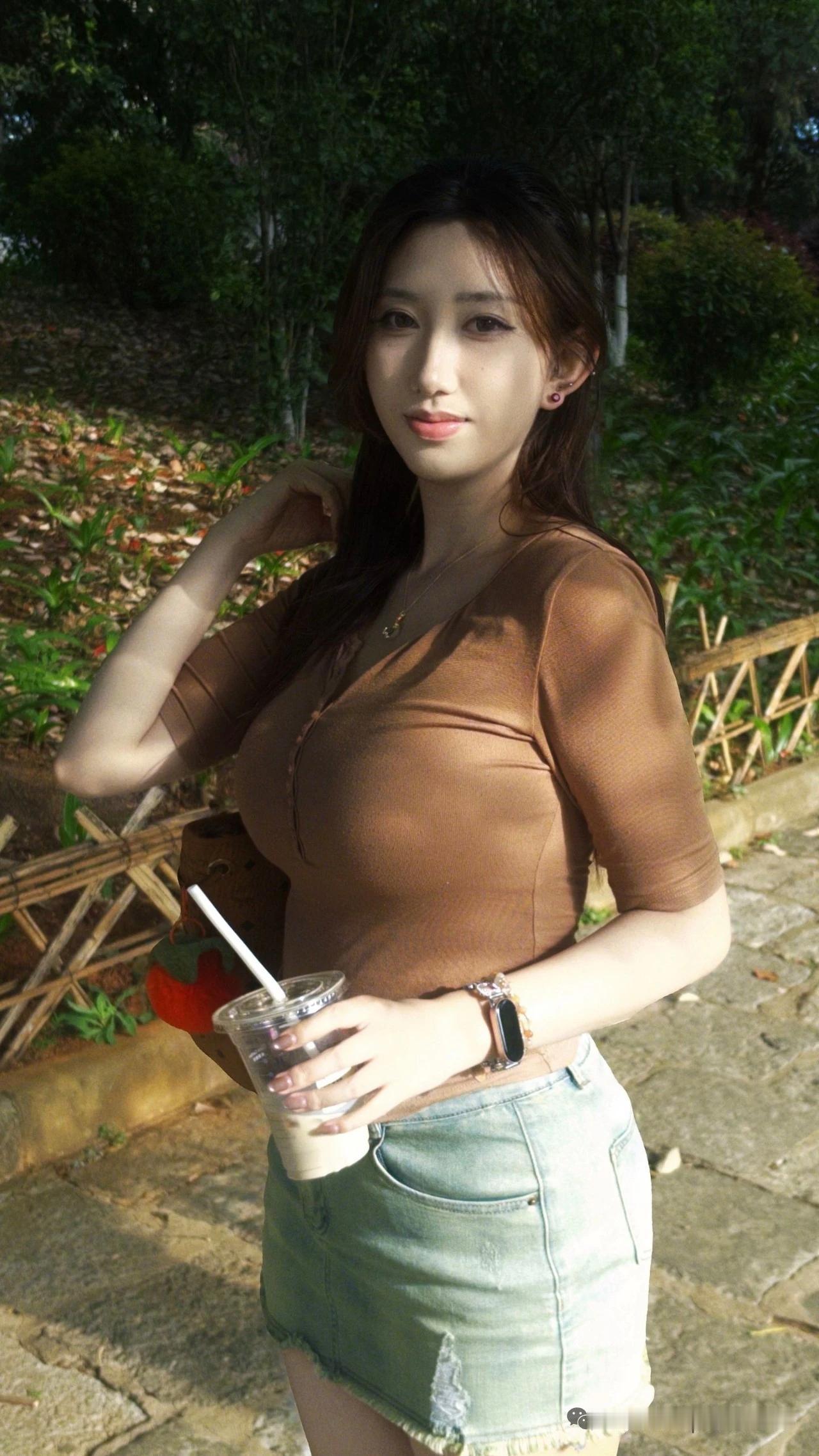 “绿树阴中倚，清茶伴影长”，这画面想想就惬意。我也曾在夏日寻得一片绿林，挑棵大树