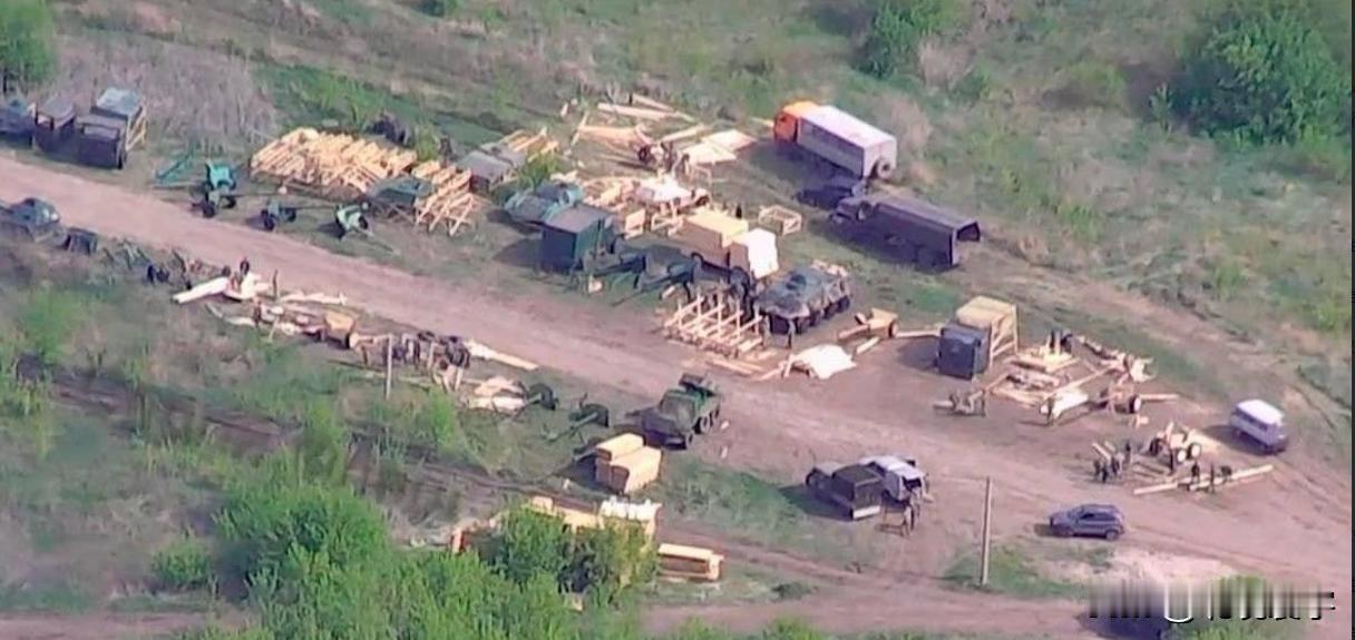 5月7日，乌克兰武装部队居然跑到了俄罗斯军队后方，拍摄到，俄军正在大规模拼装假目