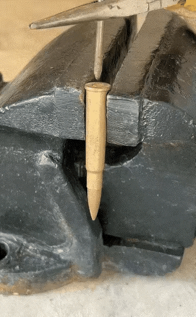 子弹发射，就是击发原理。（危险操作，请勿模仿） 