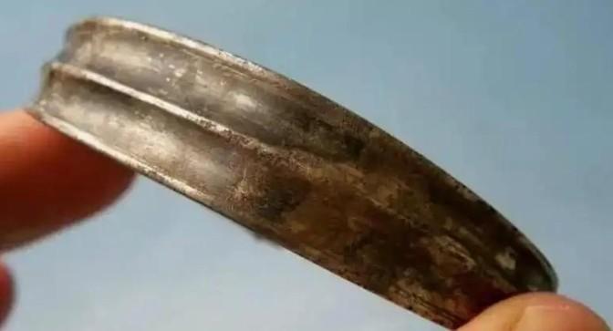 1300年前，唐朝一名贵妇将一个小纸条塞入银手镯的夹层中。

谁也没想到，这个藏