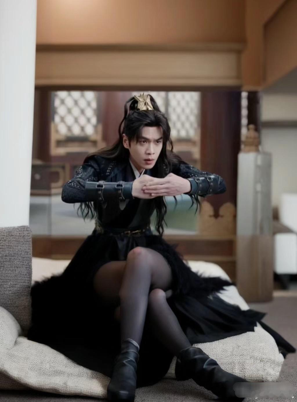 你们现在P图已经完全不顾角色的死活了吗？[笑cry]把人家一个权臣搞成长腿美女了