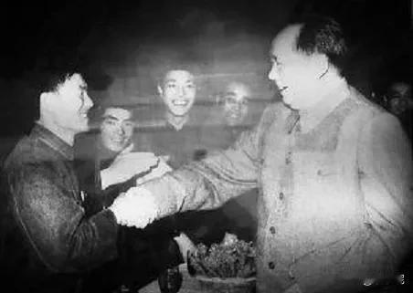 三开挂，
一者暴揍美帝，
二者战场生还，
三者教员宴请，
真牛呀！

1951年