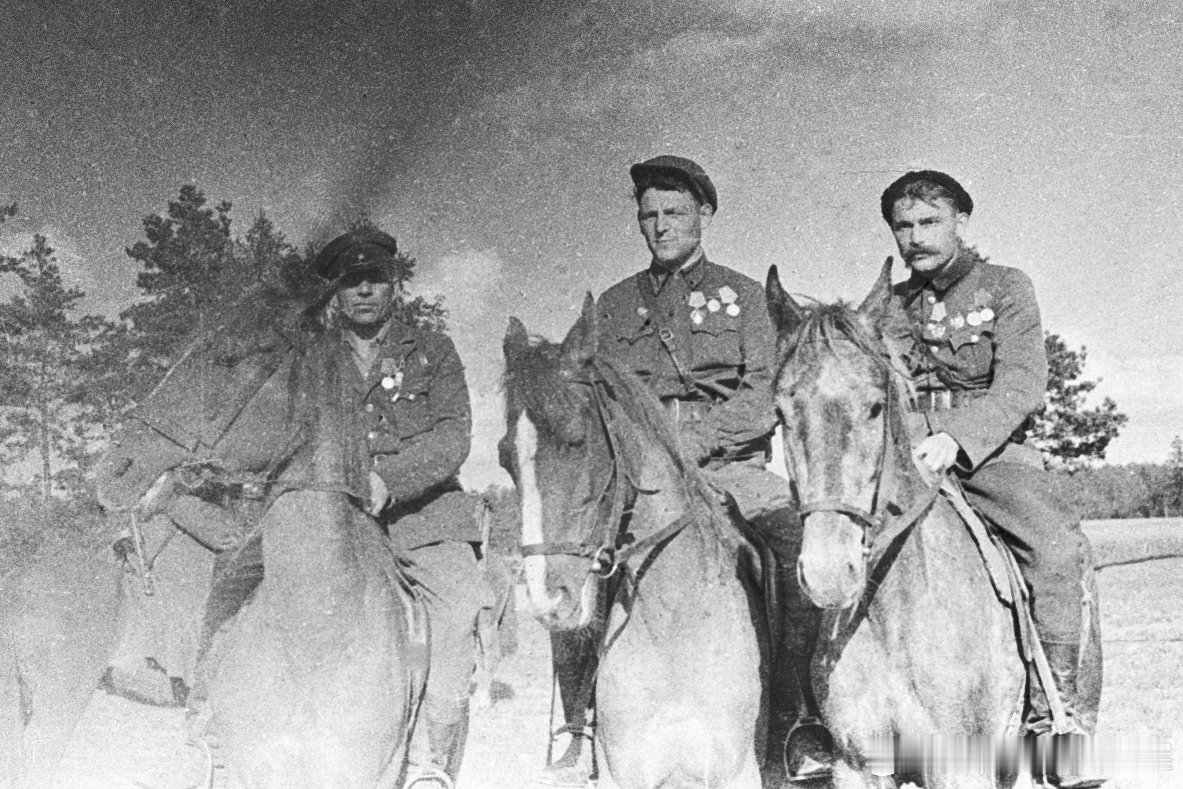 1944年1月科夫帕克乌克兰游击第1师的游击队员。左起列金骑兵营参谋长Семен