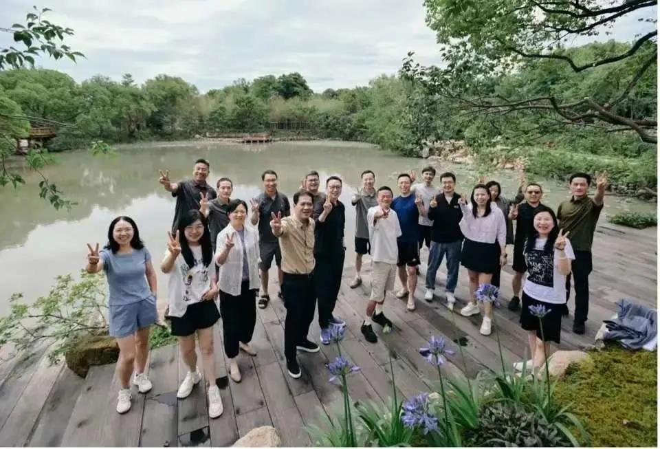 一个多月前的6月下旬，马云带领阿里高管插秧，当时唯独少了蔡崇信，大家都在好奇蔡崇