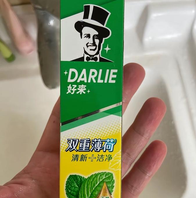 超市牙膏别瞎拿，熟脸多半是大厂。牙口一般，要高露洁、佳洁士，防蛀去味都稳；一碰冷