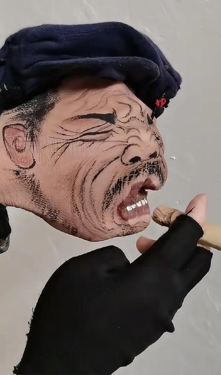 能看出这是啥吗？表演的绘声绘色，这是手舞。