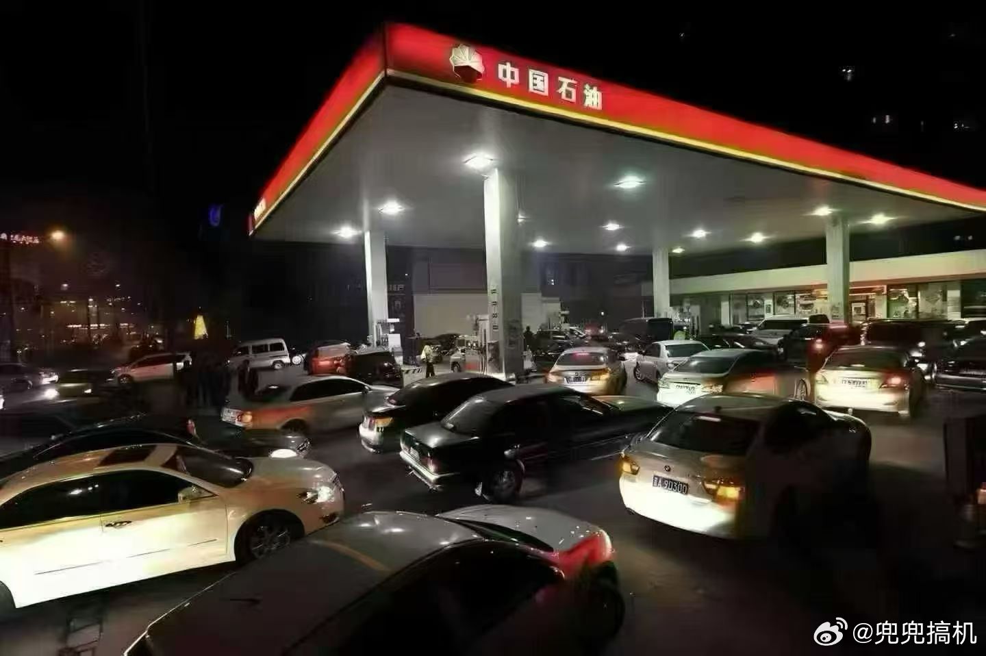 随着国内成品油价格新一轮上调，92号汽油均价达8.53元/L，95号突破9元大关