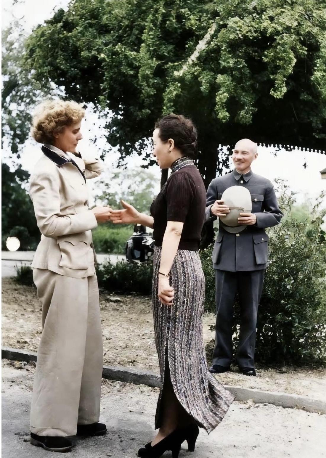 1942年，抗战期间，蒋夫人与美国女剧作家克莱尔愉快交流，照片拍摄地点是重庆？老