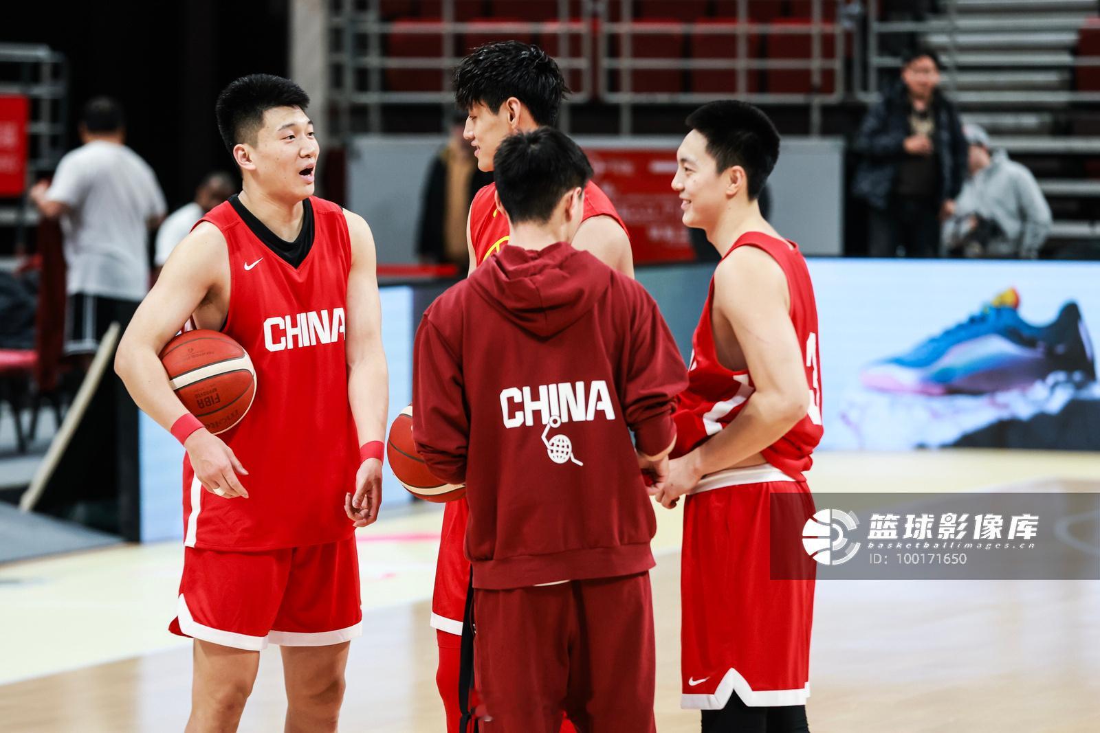 胡明轩和曾凡博，总是同框。中国男篮vs韩国男篮男篮世预赛中韩对决胡明轩