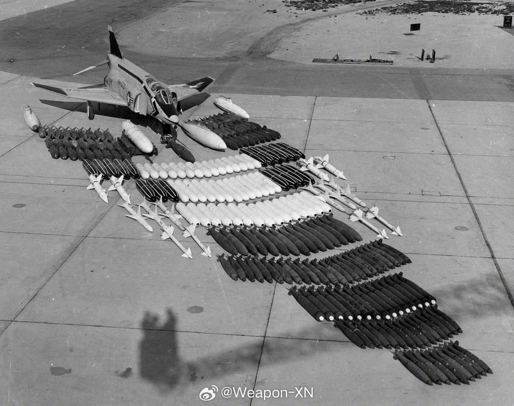 #照片中的历史[超话]# 1963年2月5日，F-4“鬼怪”战斗机展示它能携带的
