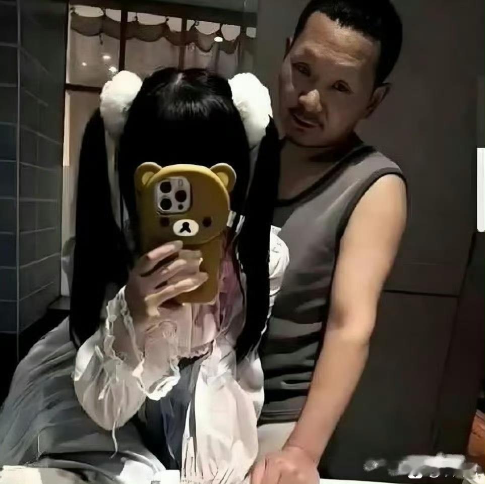 看第一张还以为白菜被猪拱了，看完第二张就不这么觉得 ​​​