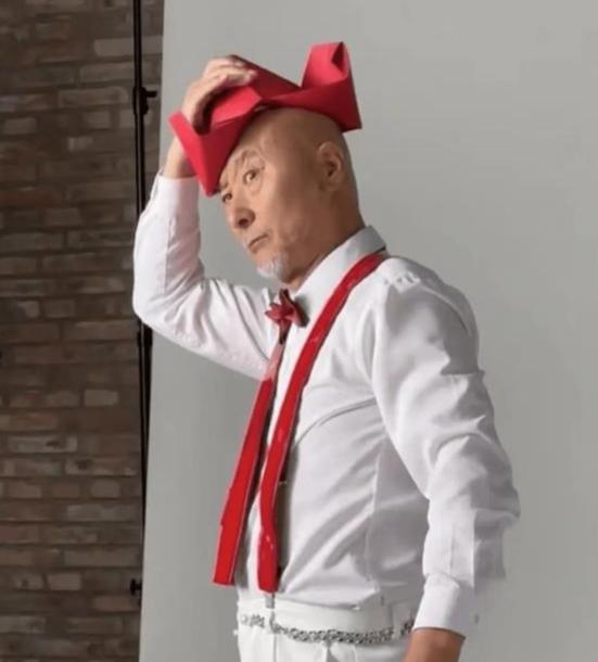 张纪中70多岁还在要孩子。
特朗普80多岁还在竞选总统。
杨少华94岁还在赚钱。