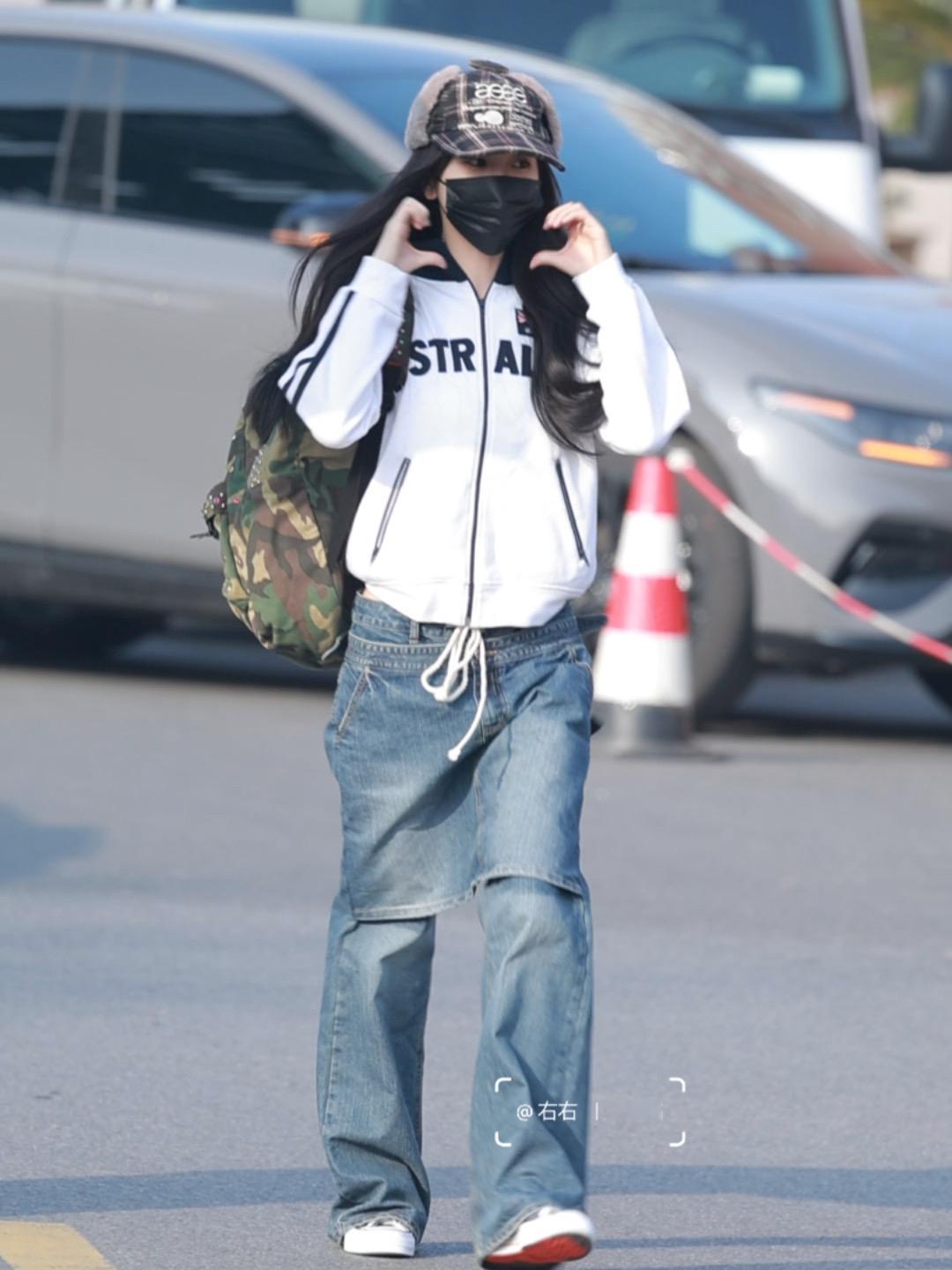 虞书欣这身是去上学吧虞书欣小学生上班虞书欣这身是去上学吧，哇喔 