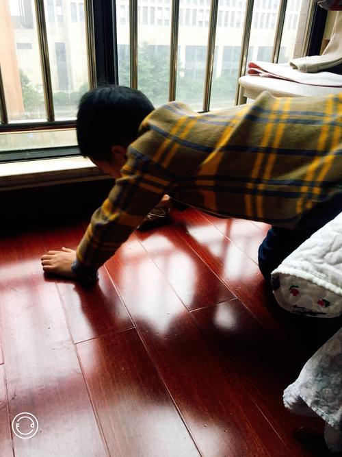 晚辈都自觉地沿袭先辈的做法，每当春节来临之前，不论怎么忙，都必须对房屋来个彻底大