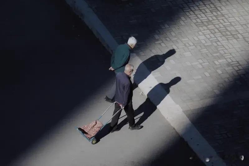 谁说养老金讨要8年，要不到1分钱？人家是明修栈道，暗度陈仓。讨要养老金摆明就是个