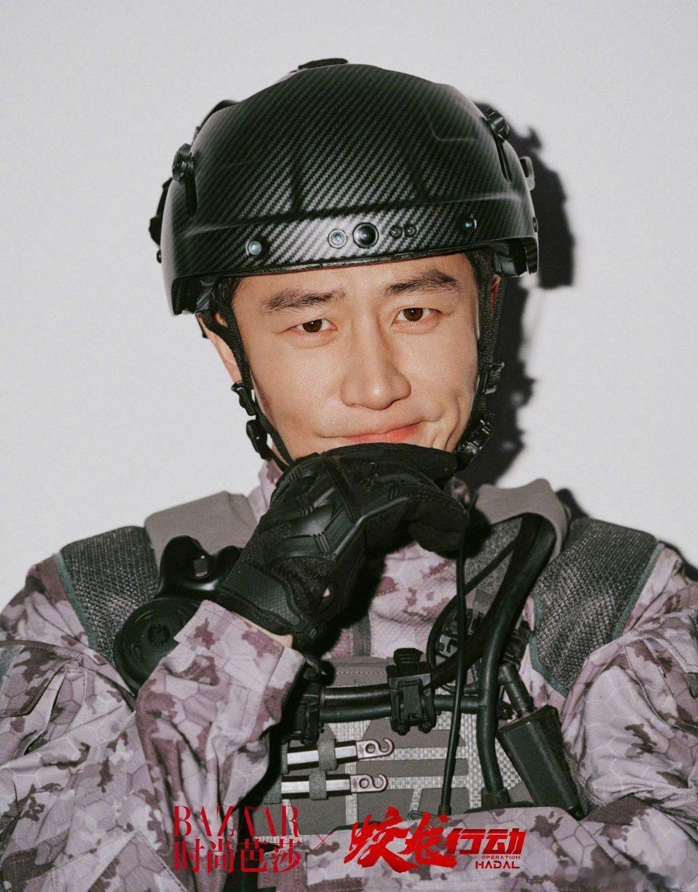 蛟龙行动双面蛟龙芭莎大片  这大片太震撼！蛟龙小队英气逼人，西装迷彩完美驾驭。大