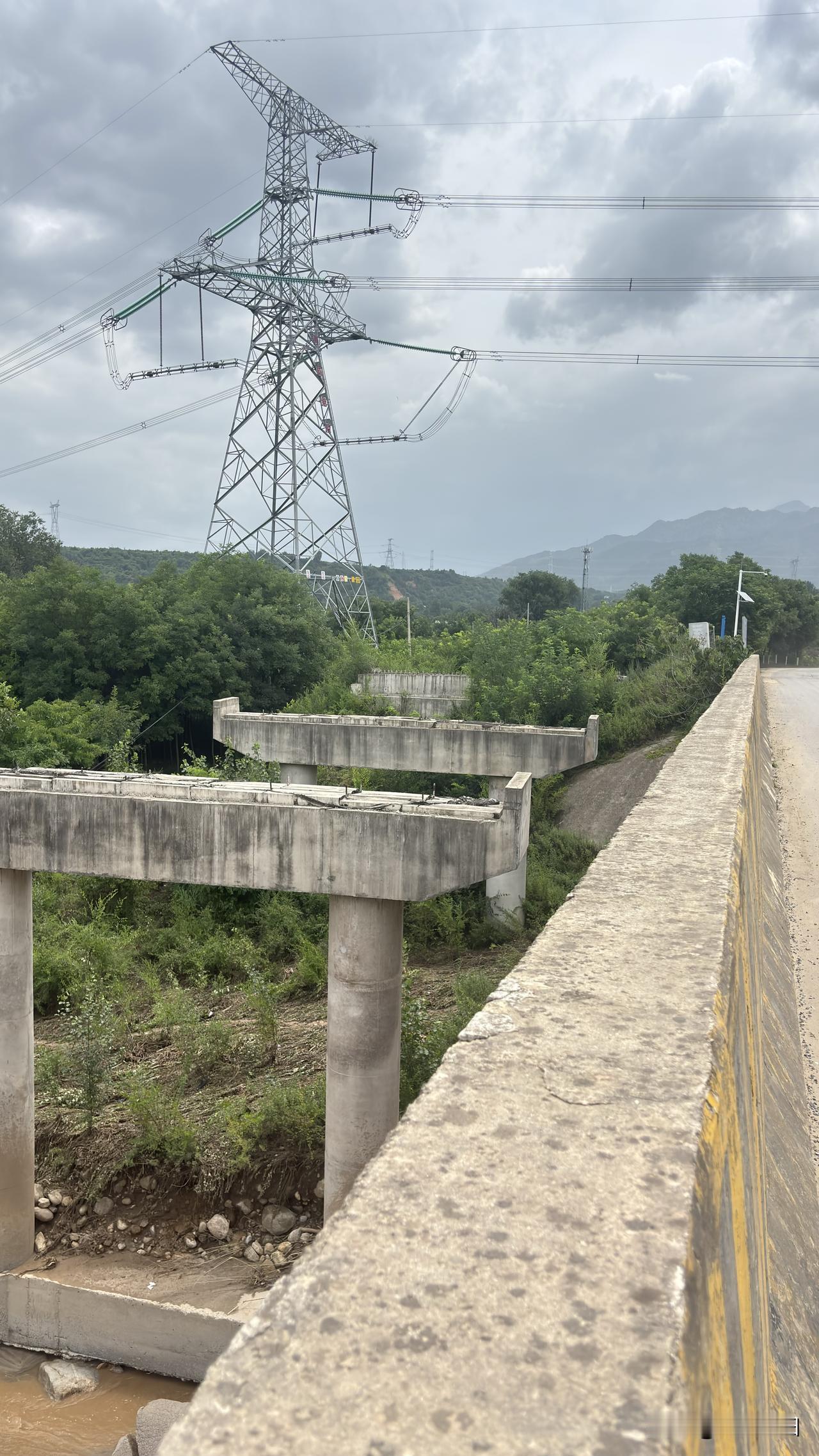 清水河水情渭南临渭区花园桥跟前这个在建大桥，看着像停工了，下面是清水河，这个桥看
