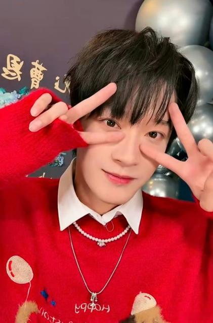 直播中的曹恩齐真是又酷又有趣，这次的21连拍挑战简直让人眼花缭乱，尤其是那套小狗