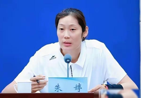 一步错步步错！中国女排如今的艰难处境，完全是咎由自取。当初为了快点拉扯出一套新阵