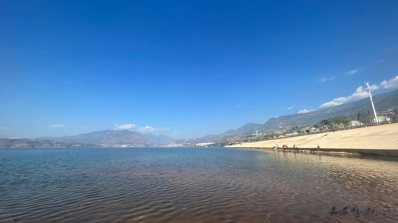 今天天气太好了，适合冲浪🏄，钓鱼。