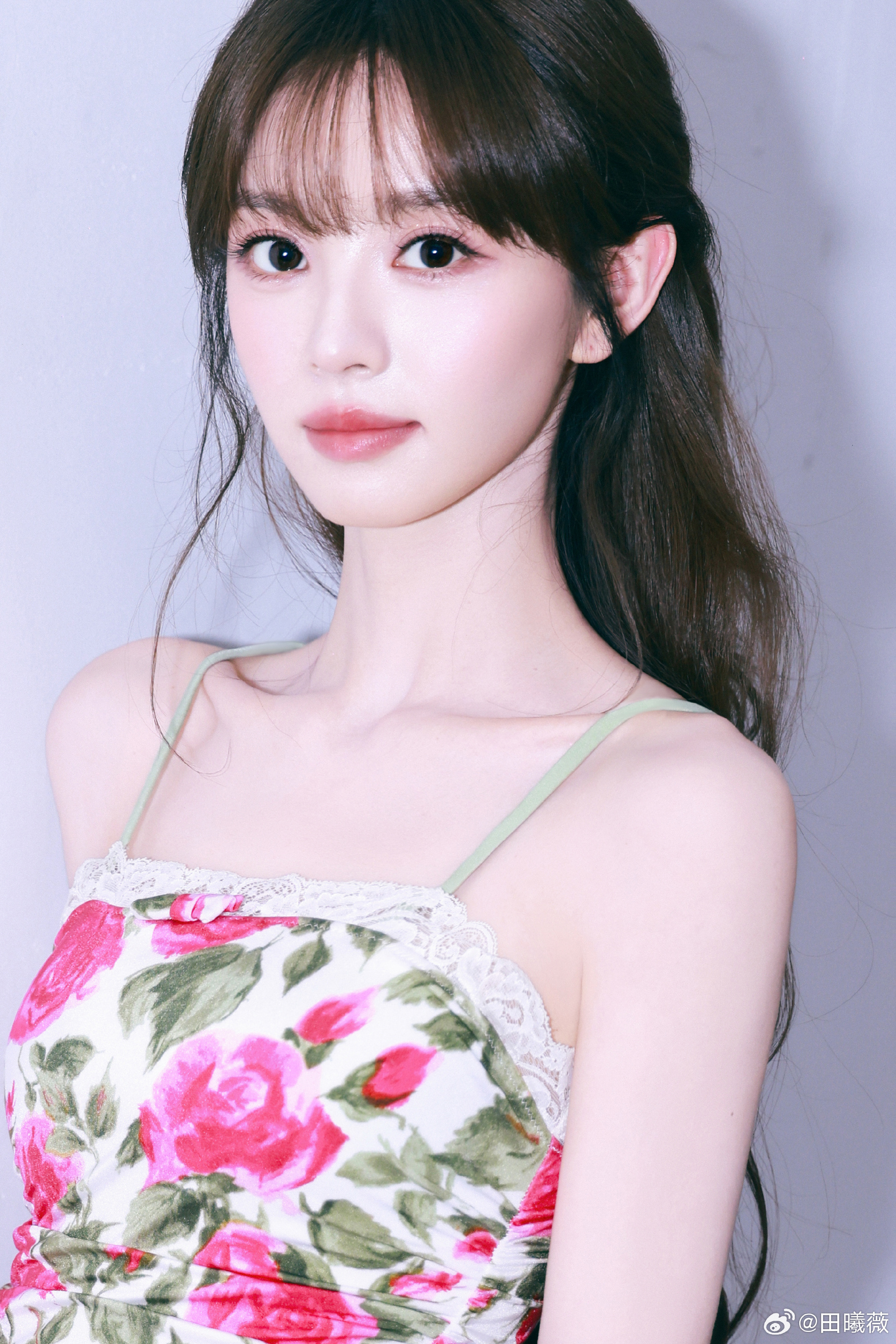 田曦薇没刘海差点认不出来美得很稳定，有刘海是甜妹，没刘海是明艳御姐。那些说“没刘