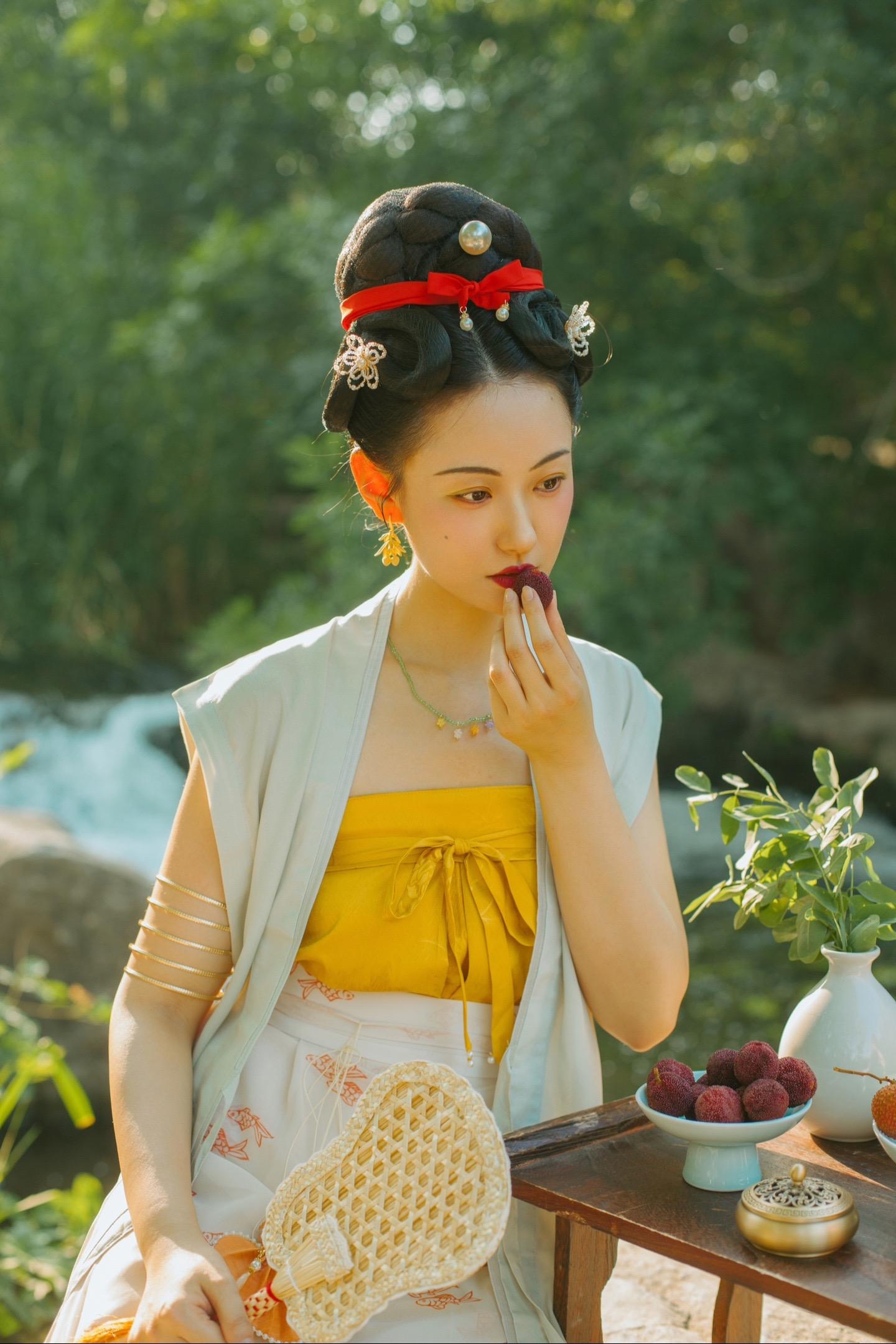 宋·夏日纳凉｜梅子留酸软齿牙。✨夏日炎炎，鸟语蝉鸣，在没有空调的宋代，宋人是怎样纳凉消暑的呢？以水边避暑为乐，应该是宋人的首选。秦观《纳凉》：“携扙来追柳外凉，画桥南畔倚胡床。月明船笛参差起，风定莲池自在香。”在微风习习的池边柳树下，坐倚胡床观景纳凉，将夏日的闲适之情演绎得自然生动。葛天民《夏日》也有描绘水边纳凉的场景：“晓荷承坠露，晚岫障斜阳。树下地常荫，水边风最凉。蝉移惊鹊近，鹭起得鱼忙。独坐观群动，闲消夏日长。” 
✨穿搭：
褙心
抹胸
合裆裤
百迭裙