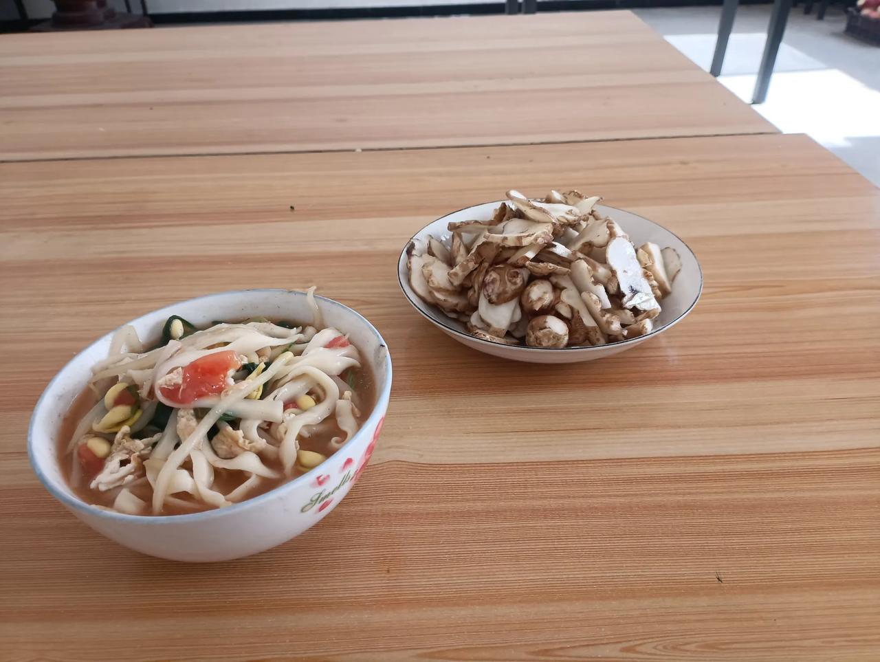 老公在外地打工，妻子在家照顾孩子和老人。
   晚上，两口子聊天呢。
   “老