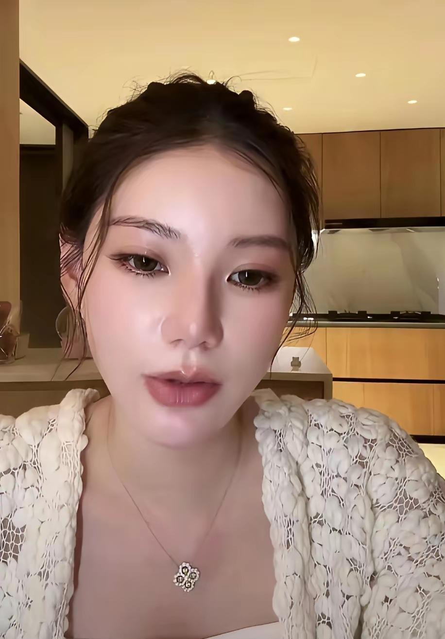 汪小菲这脾气，再不改是真要出问题。
 
马筱梅昨晚直播那状态，明眼人都能看出不对