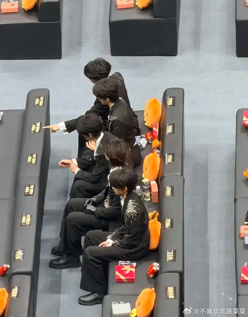 厂牌指着前面的登登 （家人们我不敢想 …左邓要离这么近了2025微博之夜爆款创作