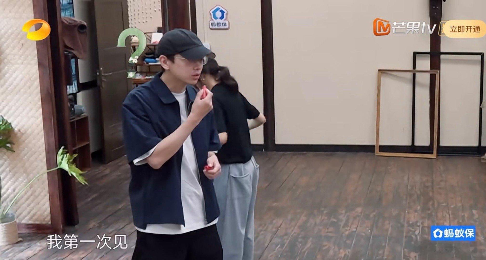 彭彭的反应太戳人了！第一次见面就毫不掩饰夸张凌赫帅，连马頔都被吸引拍照，这种发自