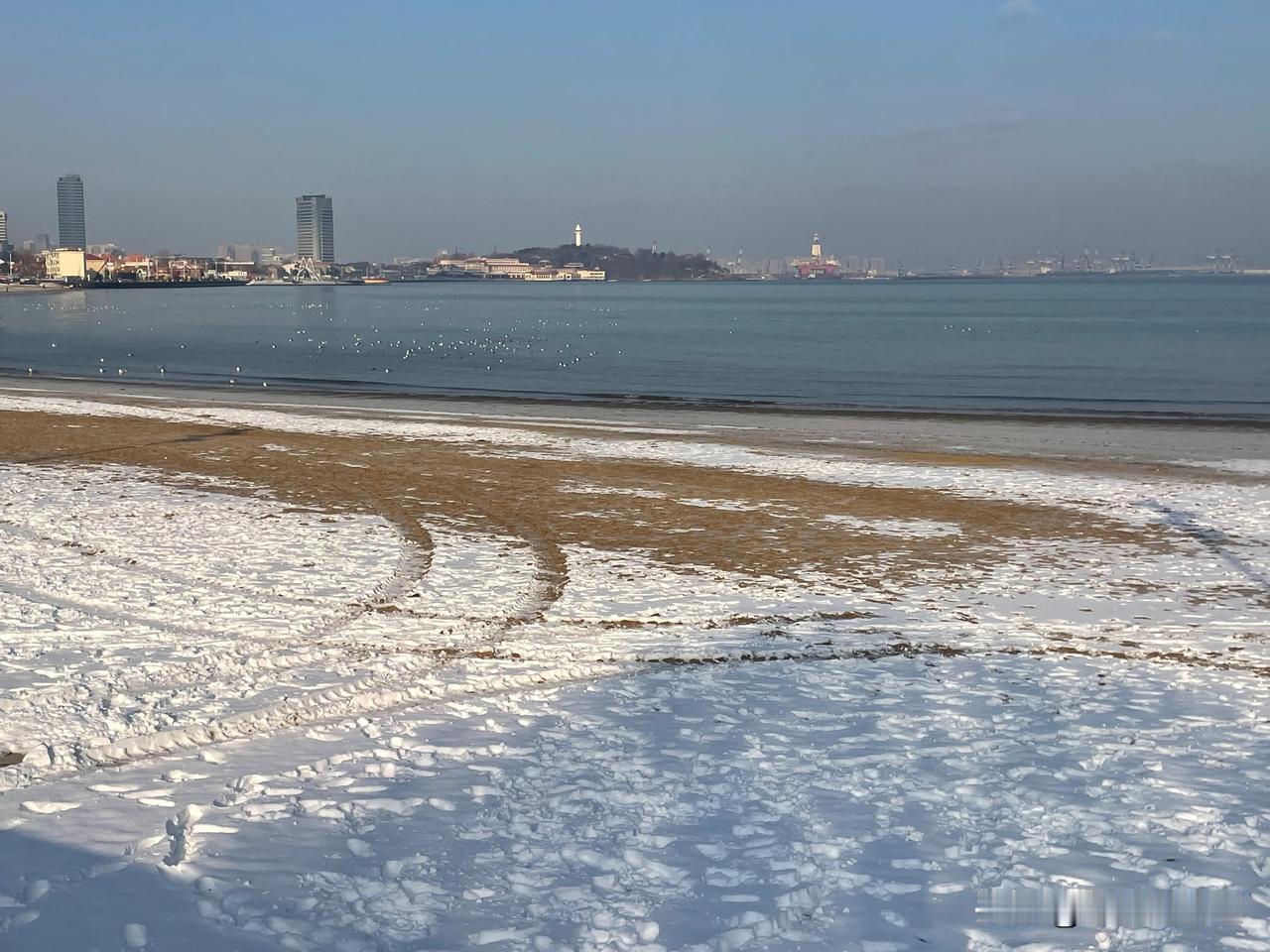 停靠在八楼的二路汽车，带走了最后一片飘落的黄叶！
记得这首歌刚出时满大街都在放，