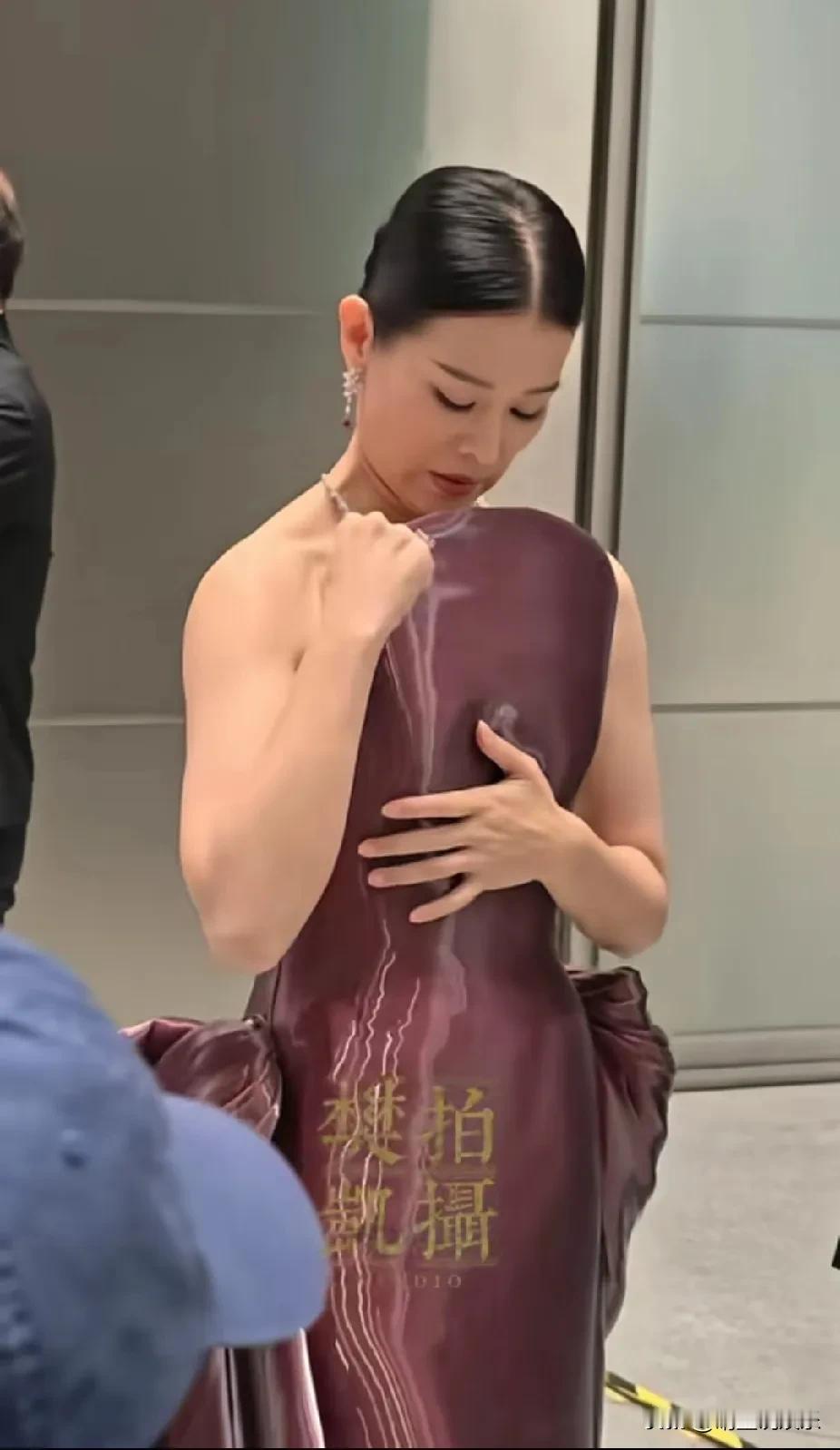 不得不佩服胡杏儿的勇气，
上一位穿这类型礼服的高叶估计想四处删图片了，
这礼服不