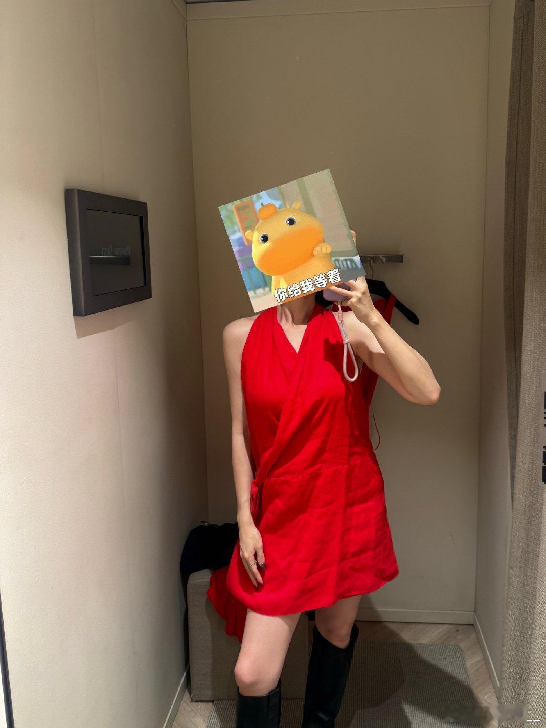 这是欧洲的s，我穿上去像小女孩偷穿大人衣服而我是中国女装的m🍑店的m我还经常容