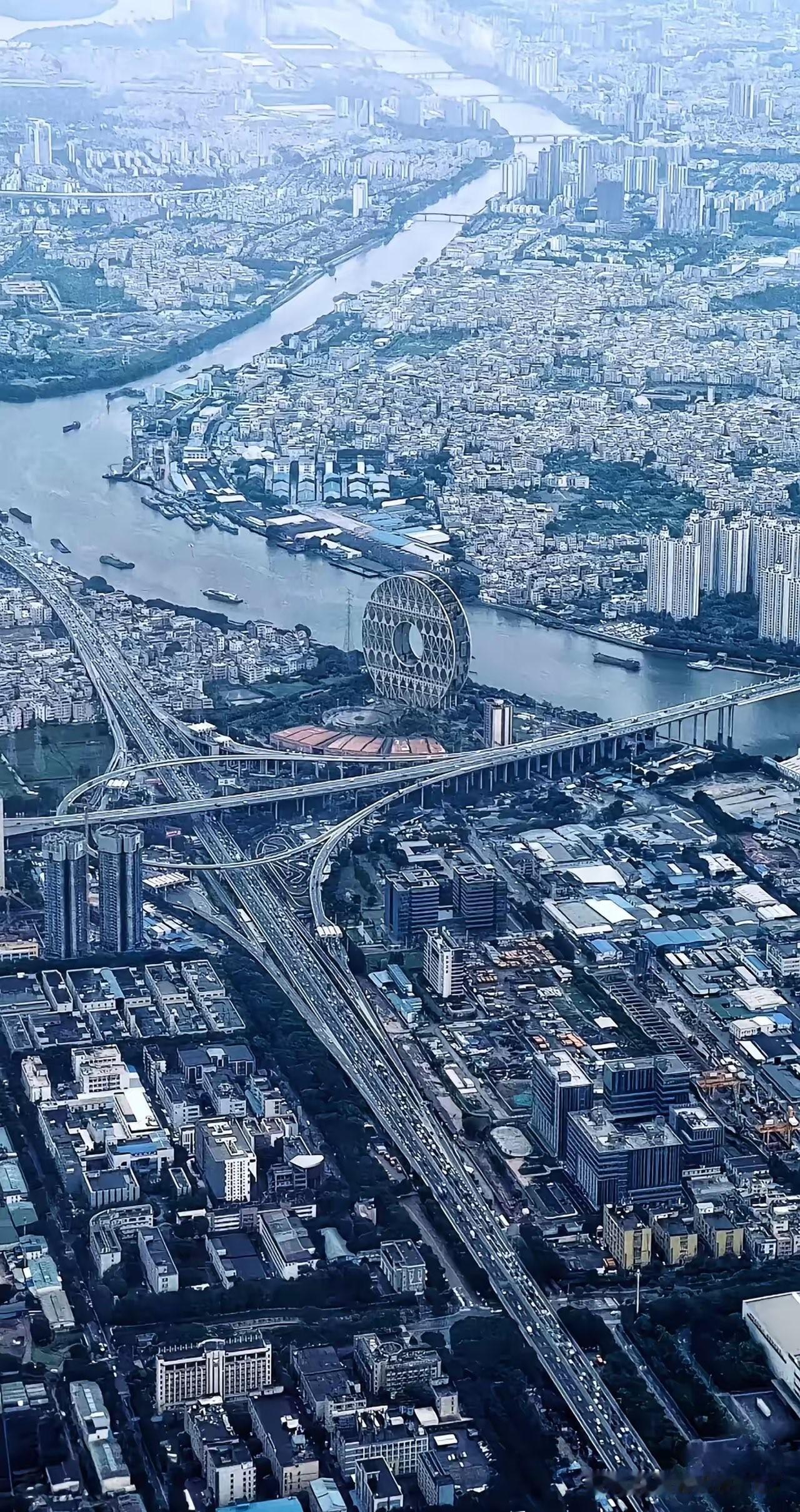 这座城市没人能猜出来是哪里，有说是沈阳，还有说成都，还有说重庆，其实都不是。
​