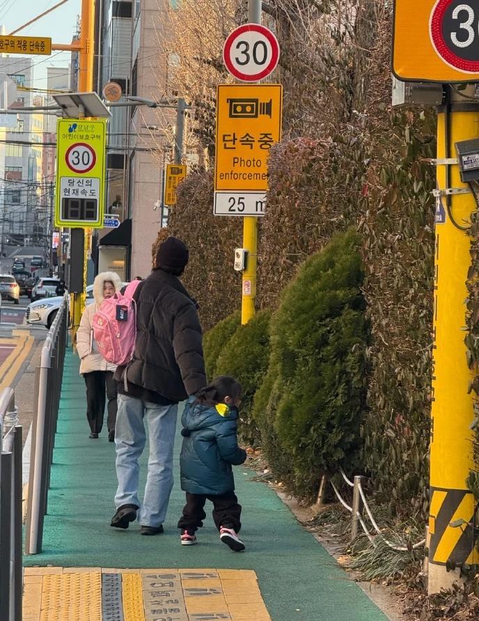 偶遇金钟大带娃 有网友在韩国街头偶遇金钟大带娃出行，他还背着女儿的粉色小背包，画
