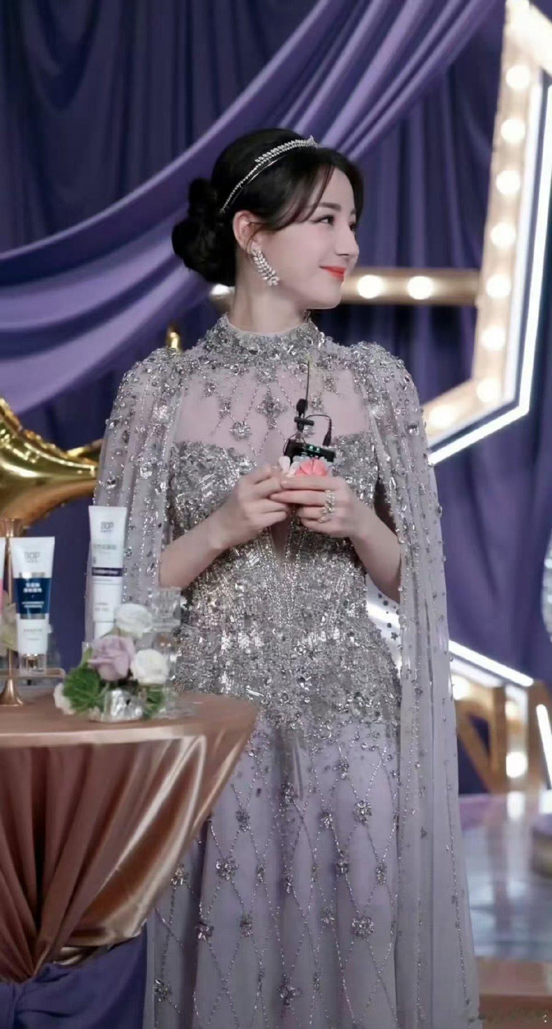 迪丽热巴紫色亮片纱裙 迪丽热巴紫色亮片刺绣纱裙太美了 