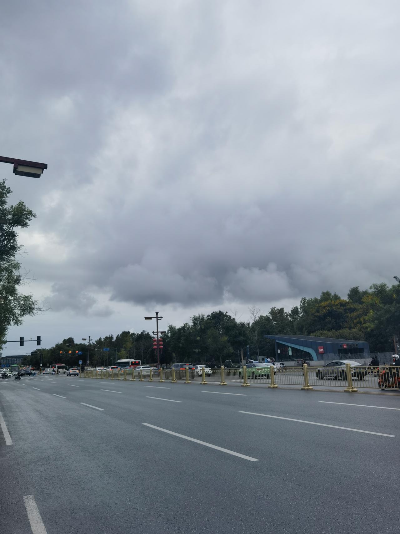 西安北郊乌云密布，随时会有阵雨