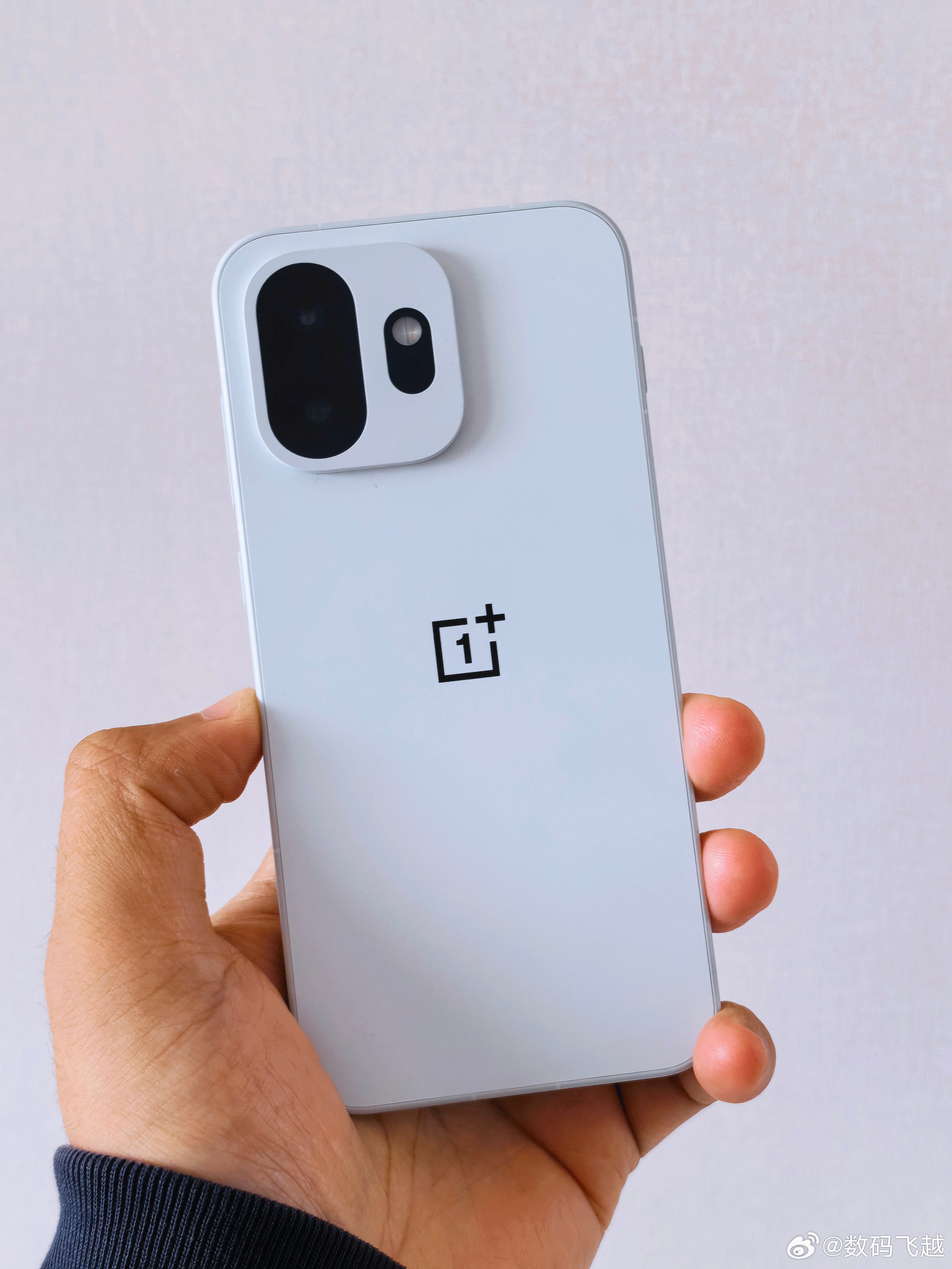 一句话形容一加15T：手感真tm好，这手机真不错呀！ 