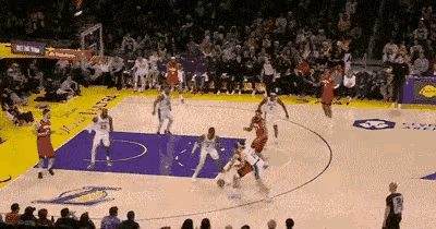 詹啊！你先抢个板再跑啊！
你这开裆裤尿尿——都漏了！[捂脸]