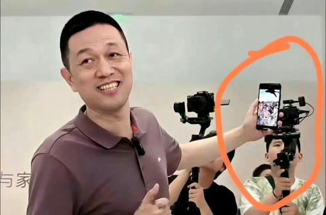 李斌用一台屏幕都烂到不能看的手机？你信他，还是信我是秦始皇？更应该问一句，李斌的